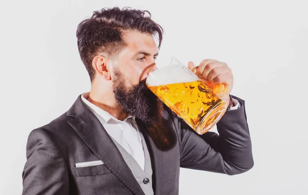 Ретро людина з пивом, алкогольними напоями. Хлопець п'є пиво . — стокове фото