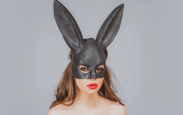 Mujer conejita de Pascua con máscara de encaje negro. Caza de huevos. Orejas de conejo. — Foto de Stock