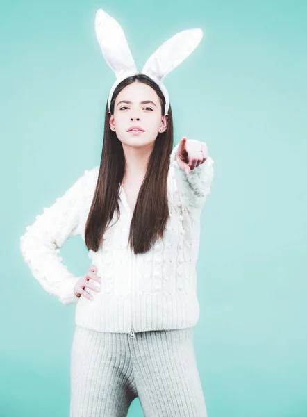Модель одягнена в костюм великоднього кролика. Кролик дівчина святкує Великдень на ізольованому фоні . — стокове фото