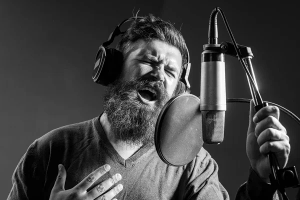 Retrato del hombre en el estudio de grabación. Cara de expresión de cerca. Interpretación musical vocal. Cantante cantando canción con un micrófono. — Foto de Stock