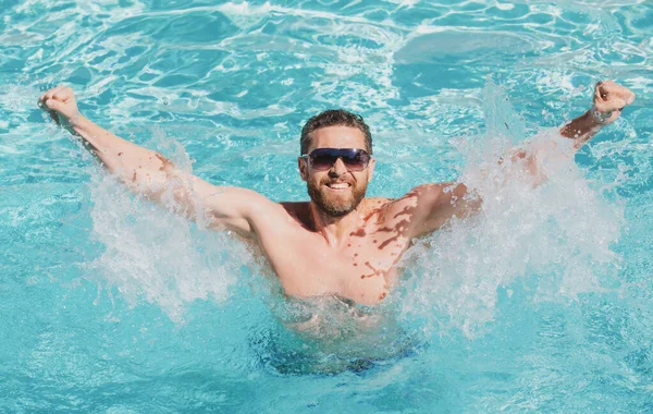 Piscina resort. Un hombre guapo en la piscina. Un tipo en el agua. Balneario. Vacaciones de verano. Hombre de verano. — Foto de Stock