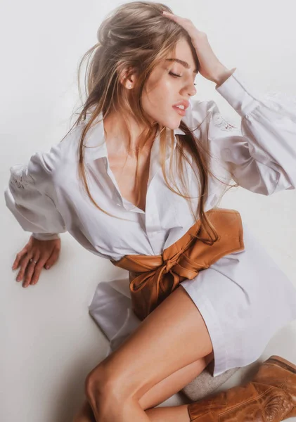 Όμορφη αισθησιακή γυναίκα μοντέλο μόδας σε μοντέρνα ρούχα. Σέξι γυναίκα ποζάρει στο στούντιο. — Φωτογραφία Αρχείου