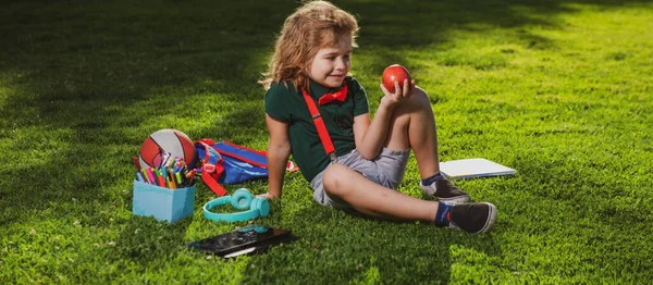 Criança aprendendo ao ar livre estudando online e trabalhando em tablet em campo verde. — Fotografia de Stock