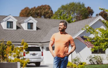 Genç başarılı emlakçının portresi açık havada satışta duruyor. Ev satma işi. Emlak banliyösü.