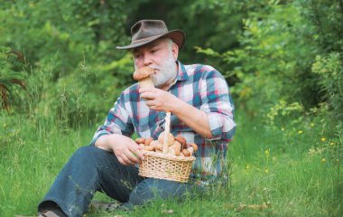 Mutlu Büyükbaba-yaz ve hobileri. Dede Emeklici. Mantar sepet ve sürpriz yüz ifadesi ile Büyükbaba.