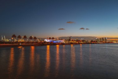 Gün batımında Miami. Miami Florida, Macarthur geçidinin renkli silueti.