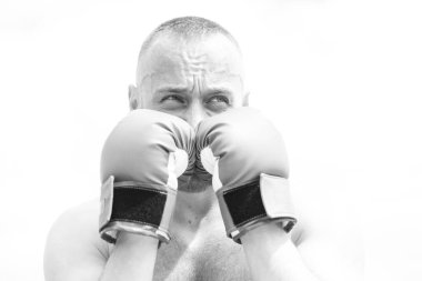 Genç boksör. Boks eldivenli adam. Spor yaşam tarzı. Spor motivasyonu. Tam konsantrasyon. Büyük olmaya cesaret et. Yakışıklı genç adam izole edilmiş. Kendine güvenen bir kavram. Erkek boks.