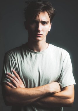 Yakışıklı, kendine güvenen, mükemmel saç stili, stüdyo resmi..