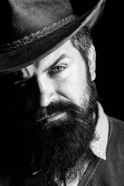 Deri şapkalı Amerikalı kovboy. Erkeksi erkek tarzı. Retro portre.