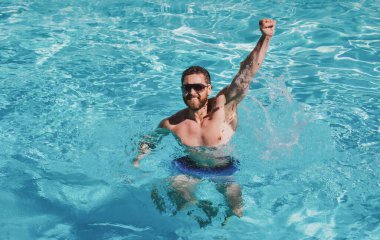 Yaz tatilindeki adam. Boş zaman ve izin. Yüzme havuzunda yakışıklı bir adam. Havuz partisi. Yaz tatili.