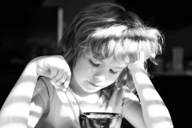 Çocuk mutfakta kahvaltı yapar. Organik ev yemekleri. Çocuklar için sağlıklı yiyecekler.