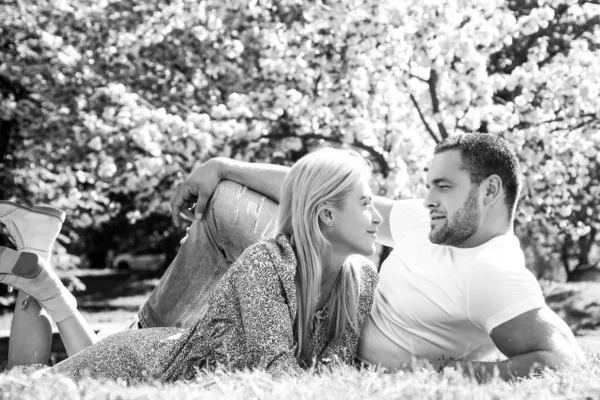 Outdoor portrait of young lovers couple near sakura. Young couple in love. — Stock Photo, Image