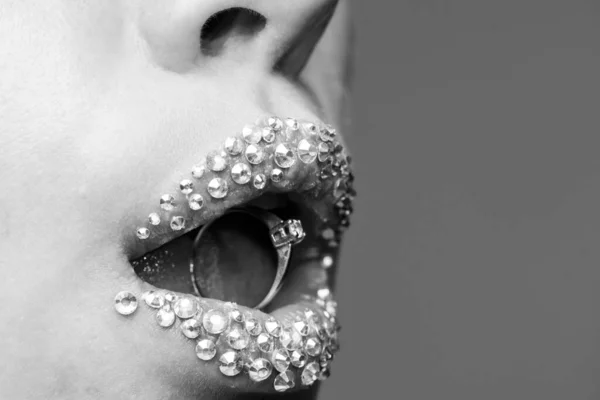 結婚指輪だ。ジュエラーと女性の唇ダイヤモンド. — ストック写真