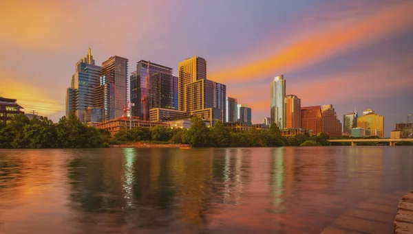Hermoso horizonte de Austin. Austin, Texas en el río Colorado. — Foto de Stock