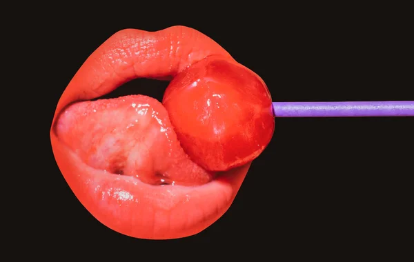 Sexy mamada símbolo. Lamiendo caramelos. Modelo de piruleta. Los labios de una mujer chupando dulces. Glamor modelo sexy con labios rojos comer sudores lolly pop. Fondo del club nocturno. — Foto de Stock