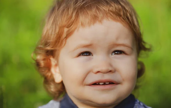 Porträt eines süßen kleinen Jungen. Close up kaukasischen Kinder Gesicht. Großaufnahme Kopf von lustigen Kind. — Stockfoto