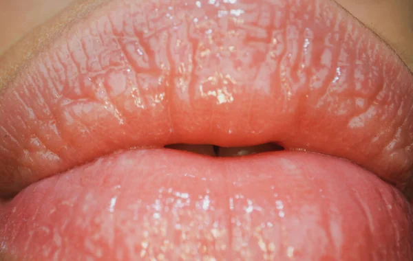 Lèvres sexy, bouche macro avec icône de lèvres féminines rouges. Extrêmement près des lèvres. Formes sensuelles des lèvres de la femme. — Photo