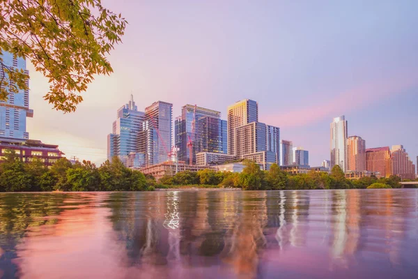 Austin Texas atardecer durante la noche de verano cielo despejado como el sol a través del paisaje urbano del horizonte en el centro. — Foto de Stock