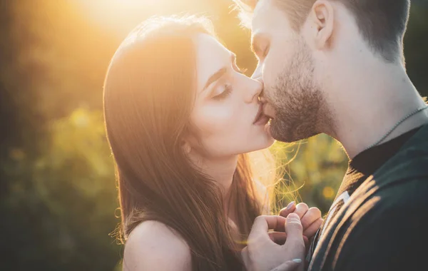 14 feiringer. Skjønnhetspar forelsket - høytidsfest. Lykkelig parkyssing og Valentinsdag . – stockfoto