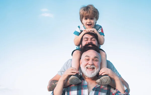 Vatertag. Vater und Sohn mit Großvater - Männergeneration. — Stockfoto