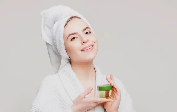 Tratamiento facial. Mujer feliz proponiendo un producto cosmético. Gestos para publicidad. —  Fotos de Stock