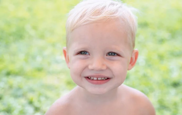 Niño feliz en verano en la naturaleza. El niño disfruta de la vida y la naturaleza. Pequeño niño diviértete al aire libre . —  Fotos de Stock