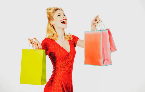 Mulher Shopaholic com sacos de compras. Grandes vendas. Custo do centro comercial. — Fotografia de Stock