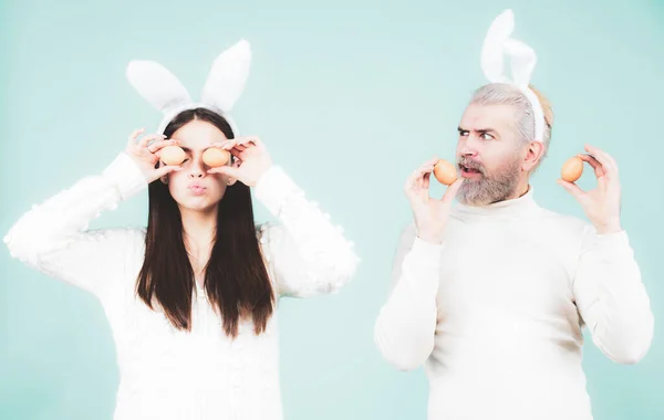 Easter family. Happy friends with bunny ears. Easter couple. — Stock Photo, Image