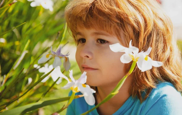 Παιδική αλλεργία λουλουδιών. Το αγοράκι μυρίζει λουλούδια απ 'έξω. Το παιδί μυρίζει νάρκισσο. Πάρκο Σπρινγκ. — Φωτογραφία Αρχείου