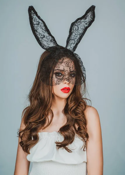 Króliczka Wielkanocna. Seksowny portret kobiety w masce króliczka. Uwodzicielskie zmysłowe. — Zdjęcie stockowe