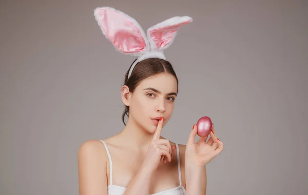 Hon na vejce. Sexy králičí holka s velikonočním vejcem. Smyslná žena v králičích uších. — Stock fotografie
