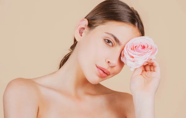 Ομορφιά spa γυναίκα με φυσικό μακιγιάζ και τριαντάφυλλο λουλούδια, φρέσκο μοντέλο ομορφιάς νεαρό spa. Όμορφα γυναικεία καλλυντικά ευεξίας. Spa and wellness, έννοια φροντίδας του δέρματος. Θεραπεία προσώπου. — Φωτογραφία Αρχείου