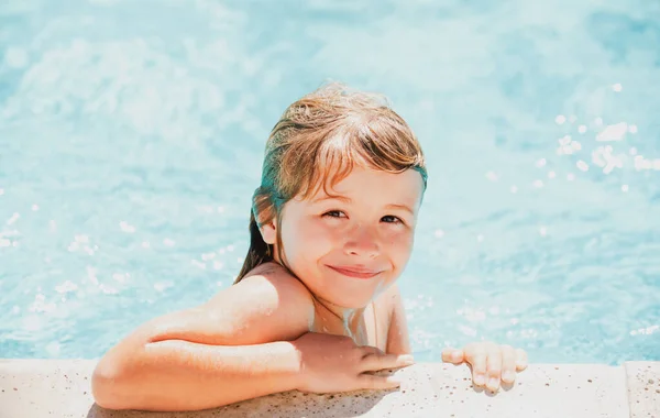 Criança relaxar na piscina de verão. Menino brincando na piscina ao ar livre na água nas férias de verão. Criança aprendendo a nadar na piscina exterior. — Fotografia de Stock