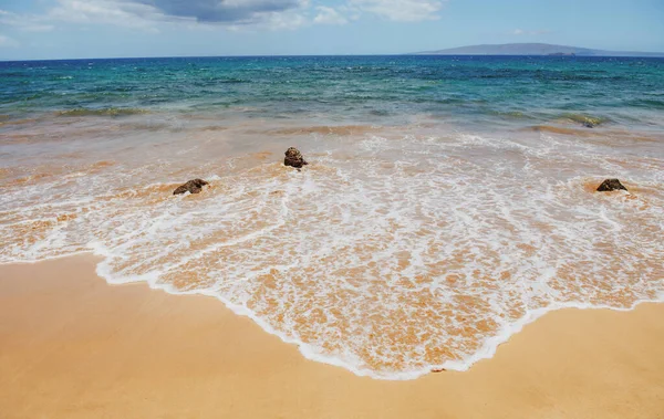 Tropical beach with sea sand on summer vacation. — Stock Photo, Image