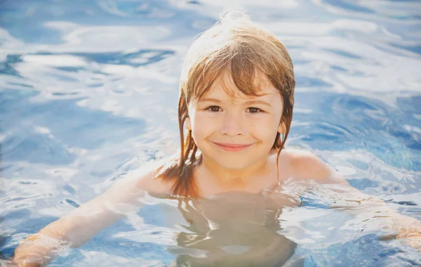 Menino feliz brincando e na piscina ou água do mar. Cara de verão engraçado crianças. — Fotografia de Stock