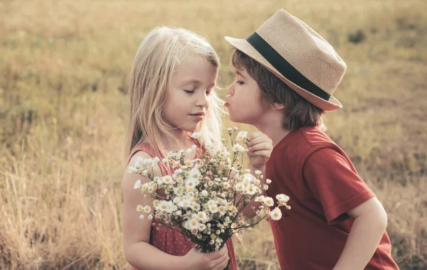 Beaux enfants. Aventure et vacances concept enfants. Une histoire d'amour. Beau petit couple - garçon et fille embrassant. Portrait d'été d'enfant mignon heureux. Enfant à caractère angélique. — Photo