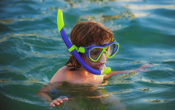 Chico haciendo snorkel en el océano. Concepto de buceo. El niño se sumerge en el agua. Deporte extremo. Vacaciones de verano. — Foto de Stock