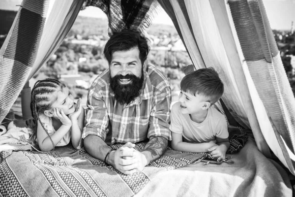 父の日だ。家族のキャンプ。アウトドア休暇のコンセプト。子供キャンプを持つ幸せな父親. — ストック写真