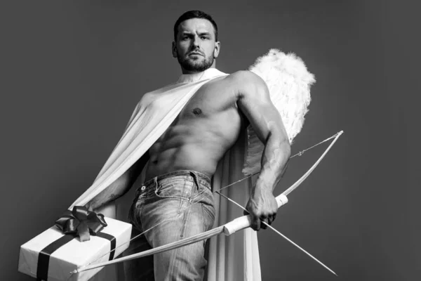 Dia dos Namorados anjo do homem. Um tipo sexy com asas de anjo. Cupido. Amour. 14 de Fevereiro. Flecha do amor. Isolado em vermelho. — Fotografia de Stock