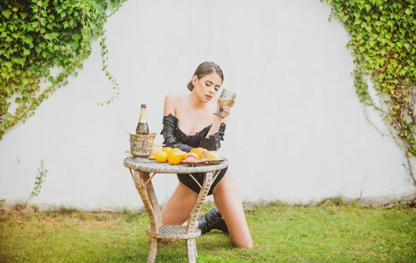 Mujer de verano, chica tropical de moda. Modelo femenino en un vestido de moda al aire libre. — Foto de Stock