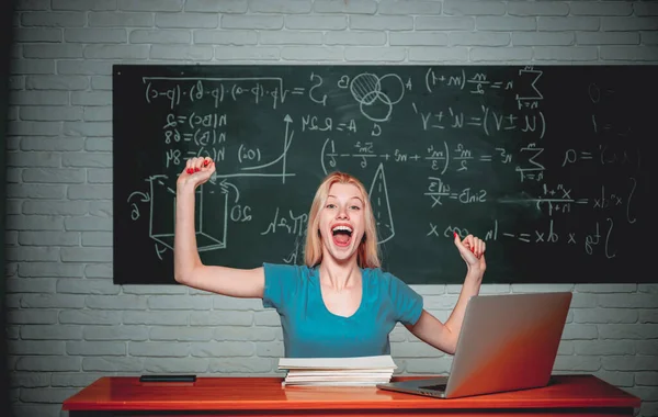 Glada leende flicka student vid svarta tavlan. Utbildning vetenskap människor koncept. Kvinna frilansare med gott humör med hjälp av bärbar dator. — Stockfoto
