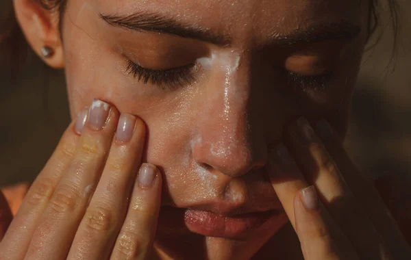 Cuidado de la piel. Mujer lavándose la cara con gel abrillantador. Protección contra el acné. —  Fotos de Stock