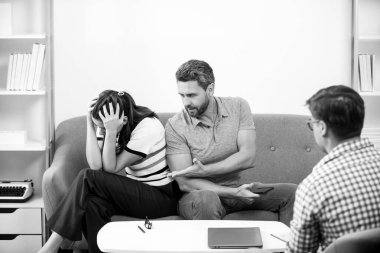 Sosyal Hizmetler psikoloğu genç bir çiftle konuşuyor. Çift psikoloğa aile sorunlarını anlatıyor. Evlilik danışmanlığı, evlilik sorunları..