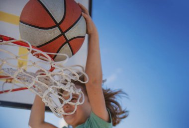 Çocuklar spor yapıyor. Basketbol oynayan çocuklar. Çocuk sporları aktivitesi. Komik heyecanlı çocuk sporcusu.