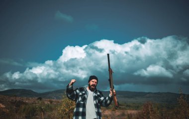 Bazı geyikler lekelenme tüfek ile kaçak avcı. Yasadışı avcılık avcı ormanda.