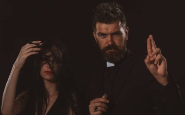 Cenaze töreni. Rahip Lütuf jesti. Dul kadınla papaz..