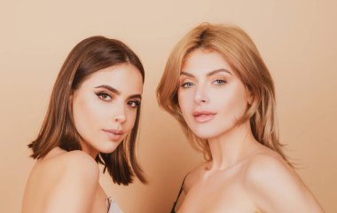 Sarışın ve esmer seksi kızlar. Doğal güzellik portresi. Açık tenli ve kusursuz makyajlı genç kızlar. Doğal ten, cilt bakımı.
