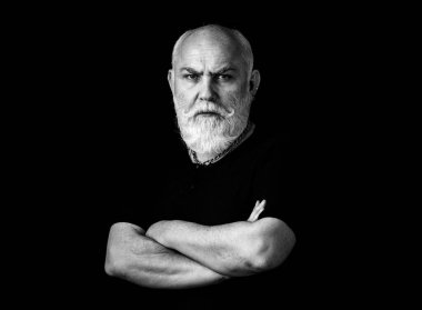 Ciddi kıdemli adam. Siyah arka planda izole edilmiş gri saçlı zarif bir son sınıf öğrencisinin portresi..