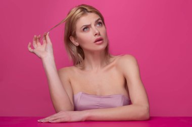 Uzun kirpikleri ve kaşları olan güzel bir kadın. Makyaj ve kozmetik konsepti. Mükemmel kaşları olan güzel bir kadın gözü. Kaş fırçası olan güzel bir kız. Kaş düzeltmesi..