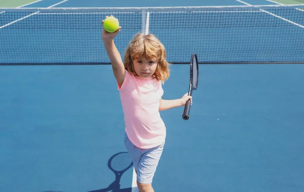 테니스치는 꼬마 애. 운동하는 애들. 테니스 코트에서 테니스 라켓을 들고 있는 아이. 건강 한 어린 아이들을 위한 훈련. — 스톡 사진
